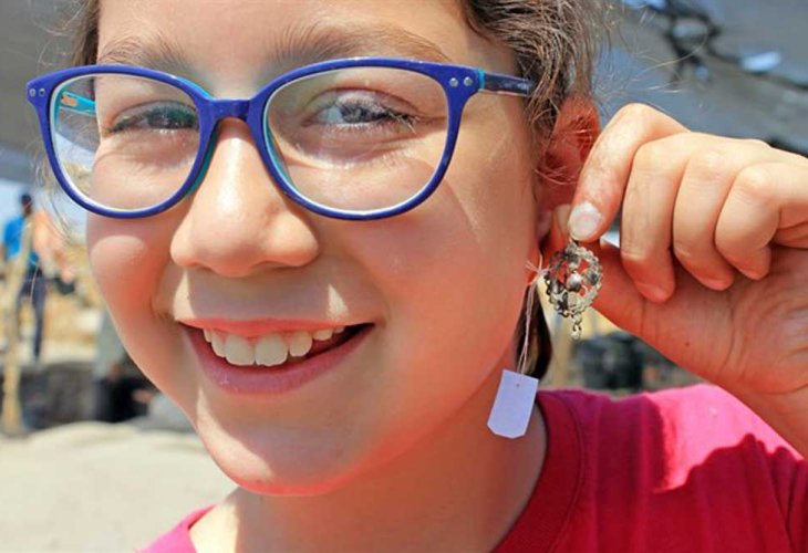 An earring found during the excavation (Photo: Vered Bosidan / Israel Antiquities Authority) An earring found during the excavation (Photo: Vered Bosidan / Israel Antiquities Authority)