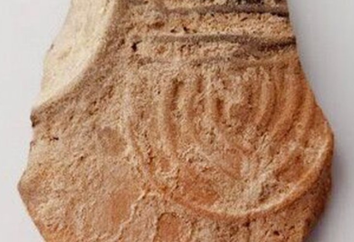 Fragment of a lamp with a menorah decoration (Photo: Anat Rasiuk, Israel Antiquities Authority) Fragment of a lamp with a menorah decoration (Photo: Anat Rasiuk, Israel Antiquities Authority)