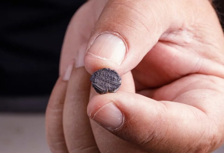 The uncovered bulla (Photo: Eliyahu Yanai, courtesy of City of David) The uncovered bulla (Photo: Eliyahu Yanai, courtesy of City of David)