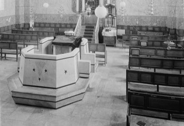 The interior of the Hurva Synagogue between 1934–1939, from the Library of Congress collection The interior of the Hurva Synagogue between 1934–1939, from the Library of Congress collection