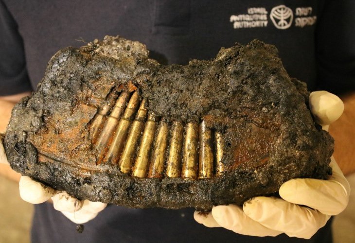 A Bren gun magazine filled with bullets (Credit: Yoli Schwartz, Israel Antiquities Authority) A Bren gun magazine filled with bullets (Credit: Yoli Schwartz, Israel Antiquities Authority)