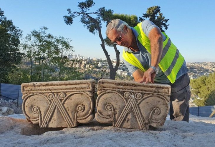 Excavation director Yaakov Billig with the capitals (Photo: Yuli Schwartz, Israel Antiquities Authority)