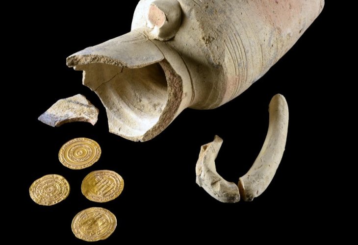 The jug and gold coins (Photo by: Dafna Gazit, Israel Antiquities Authority) The jug and gold coins (Photo by: Dafna Gazit, Israel Antiquities Authority)