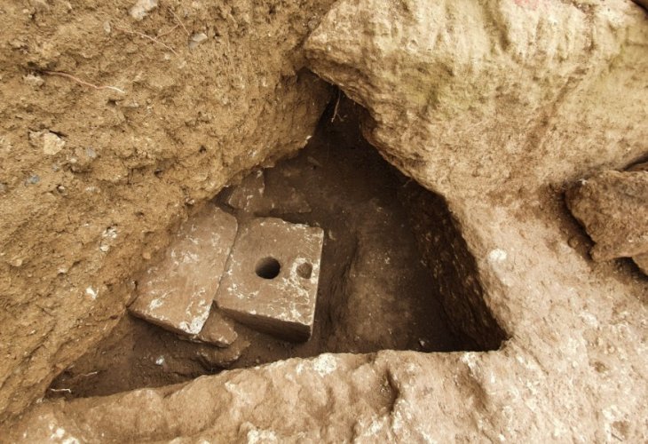 The rare stone toilet (Photo: Yoli Schwartz, Israel Antiquities Authority)
