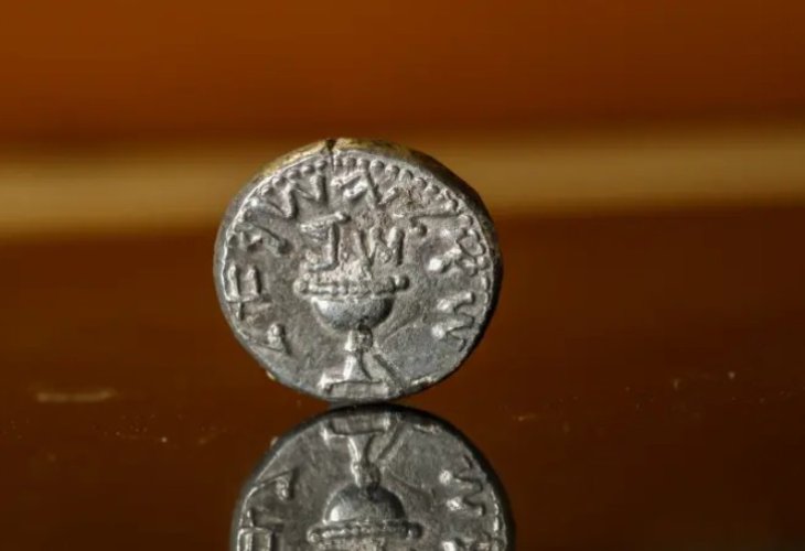 The silver coin unearthed (Photo: Eliyahu Yanai, Israel Antiquities Authority and City of David) The silver coin unearthed (Photo: Eliyahu Yanai, Israel Antiquities Authority and City of David)