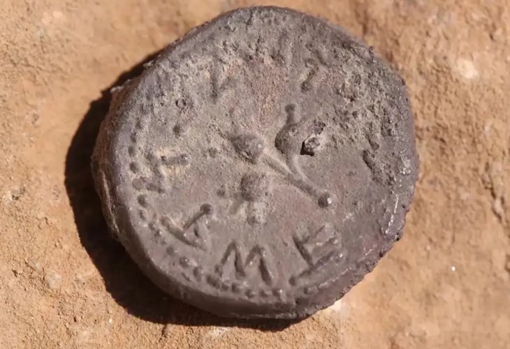 The silver coin as it was found (Photo: Amir Eljam, Israel Antiquities Authority) The silver coin as it was found (Photo: Amir Eljam, Israel Antiquities Authority)