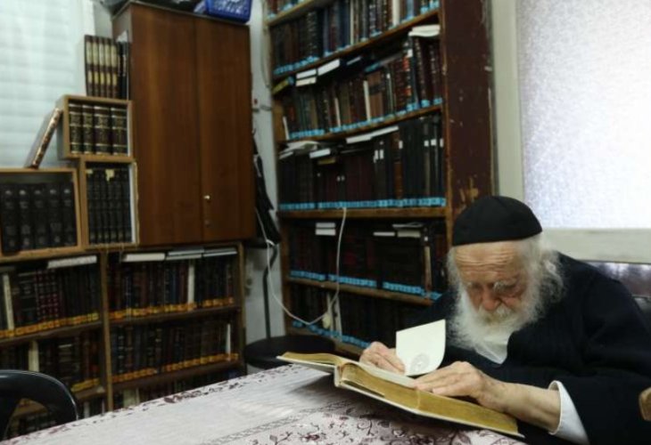 Rabbi Chaim Kanievsky immersed in his studies (Photo: Flash 90)