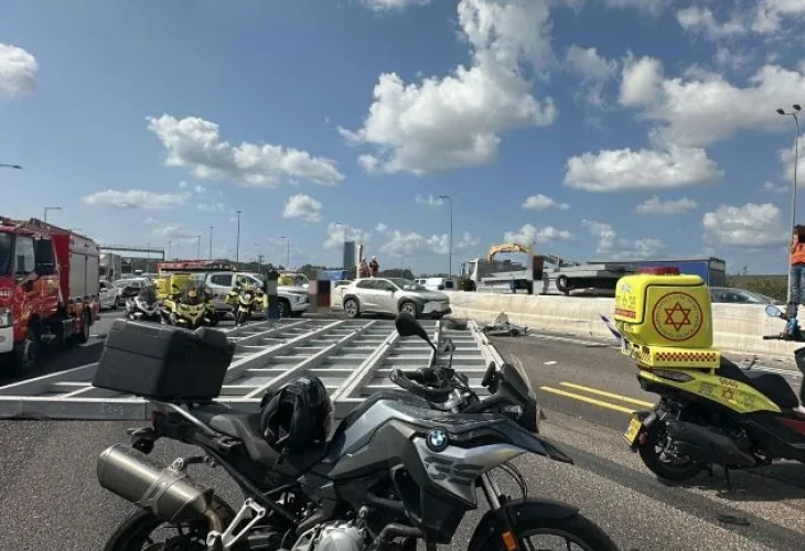 החפץ שנפל מהמשאית (צילום: דוברות מבצעית מד"א)