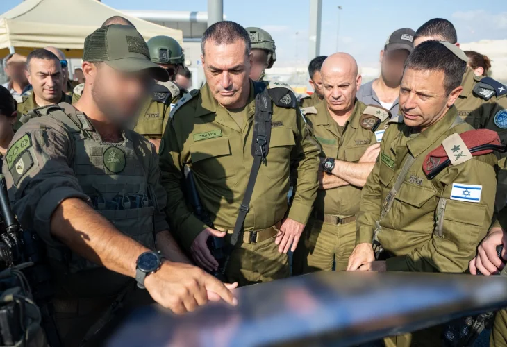 הרמטכ״ל בזירת הפיגוע במעבר אלנבי (צילום: דובר צה״ל)