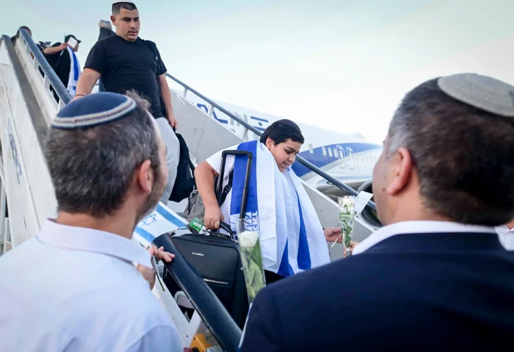 עולים חדשים מצרפת נוחתים בנמל התעופה בן גוריון (צילום: תומר ניוברג, פלאש90)