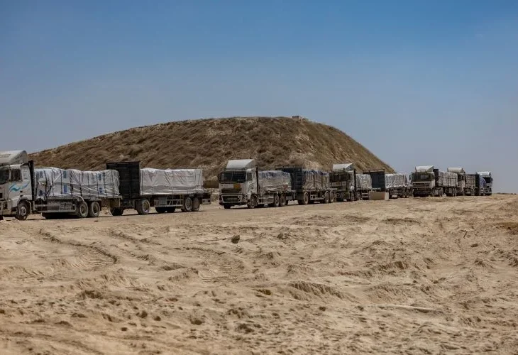 הכנסת סיוע משטח ישראל לעזה (צילום: יונתן סינדל, פלאש90)