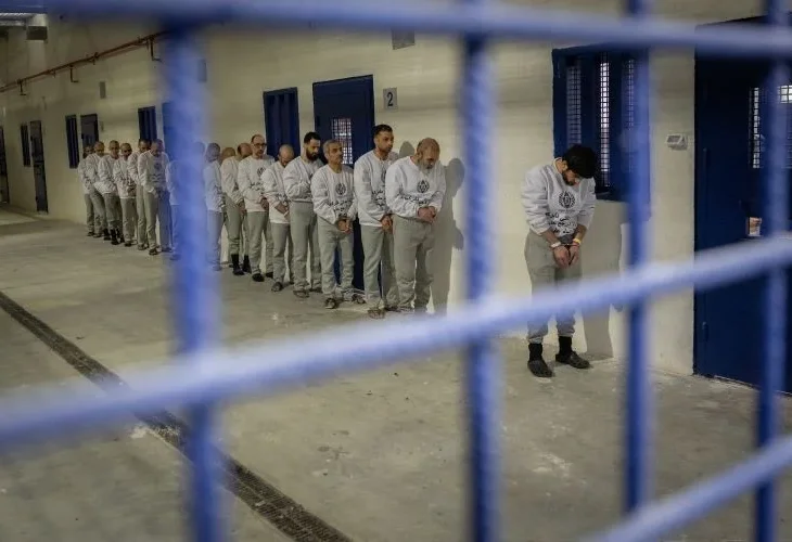 מחבלים לפני שחרור בעסקה האחרונה (צילום: פלאש90)