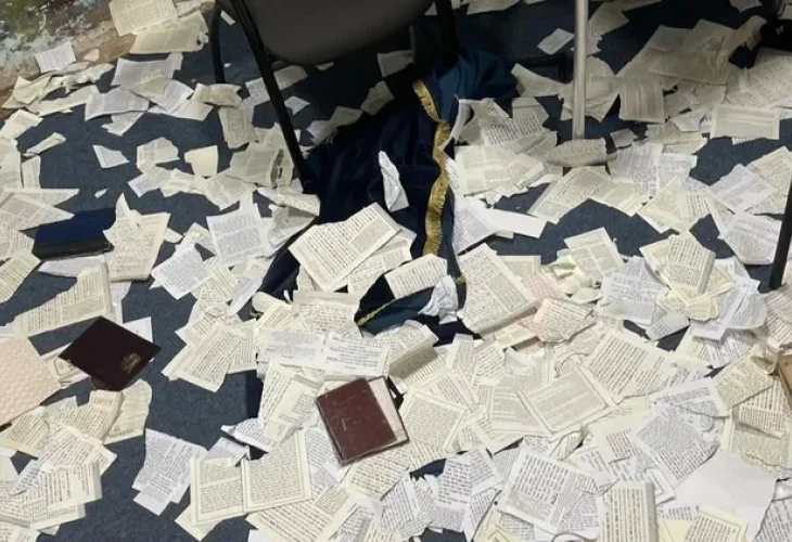 בית הכנסת שהושחת (צילום: דוברות המשרד לשירותי דת)