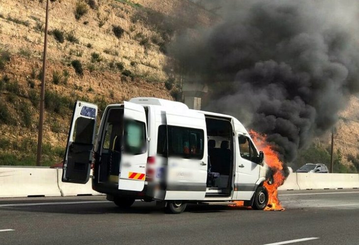 המיניבוס הבוער (צילום: דוברות המשטרה)