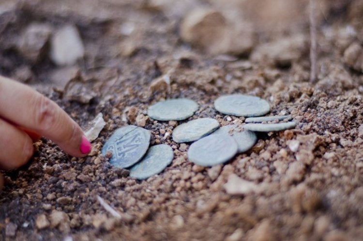 תשע המטבעות שנמצאו בחפירה (צילום: יולי שוורץ, רשות העתיקות