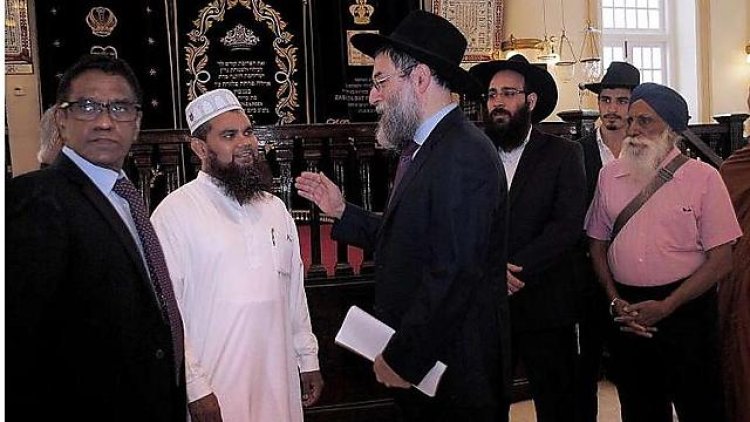 הרב אברג'יל עם האימאם, בבית הכנסת "מגן אברהם" (צילום: TheStraitsTimes)