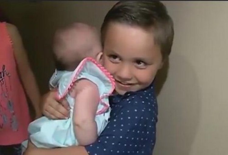 סלבטור הקטן עם אחותו התינוקת בזרועותיו