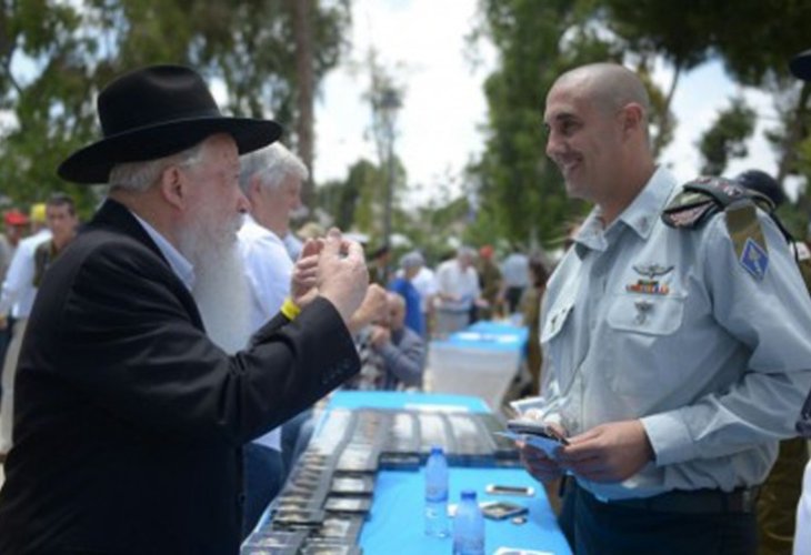 הרב זילברשטרום בטקס (צילום: דובר צה"ל)