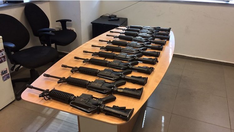 חלק מכלי הנשק שנתפסו (צילום: דוברות המשטרה)