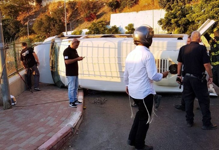 המיניבוס שהתהפך (צילום: דוברות המשטרה)