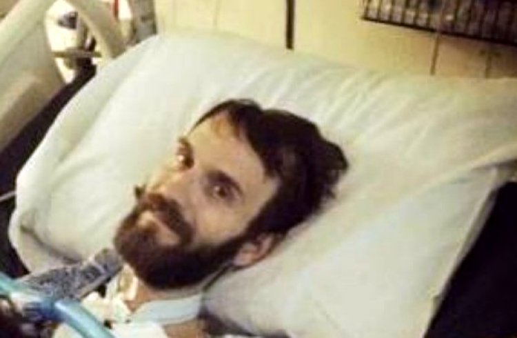 סטיב בבית החולים, לאחר שאובחן עם המחלה (צילום: מתוך פייסבוק)