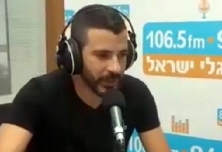 שרון גל באולפן של רדיו גלי ישראל (צילום: מתוך הפייסבוק של גלי ישראל)