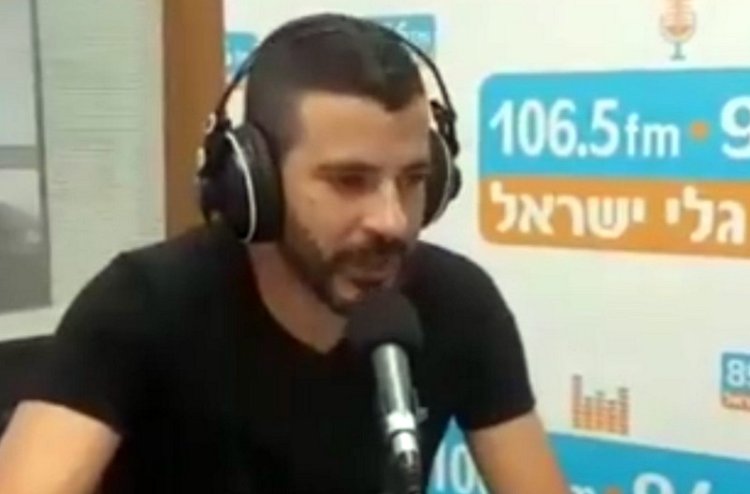 שרון גל באולפן של רדיו גלי ישראל (צילום: מתוך הפייסבוק של גלי ישראל)