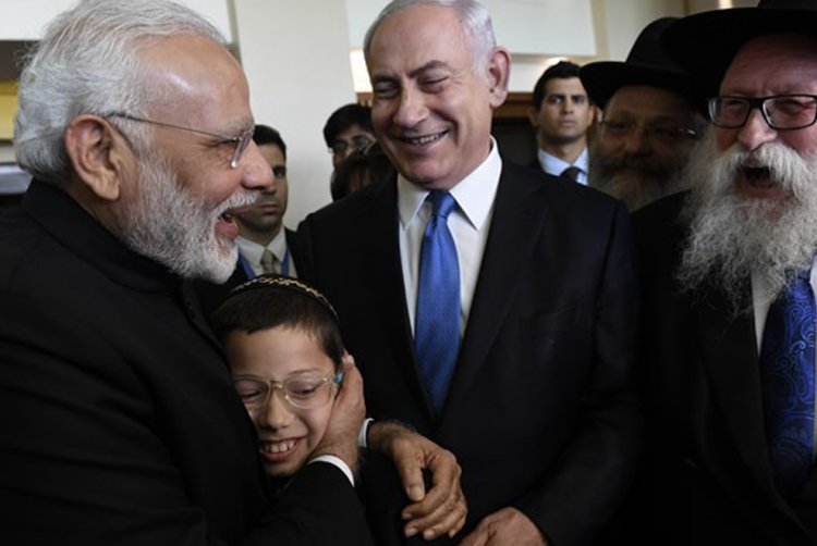 ראש ממשלת הודו מודי וראש הממשלה עם מוישי הולצברג (צילום: לע"מ