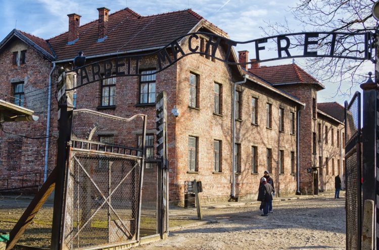 שער מחנה ההשמדה אושוויץ, (צילום: shutterstock)