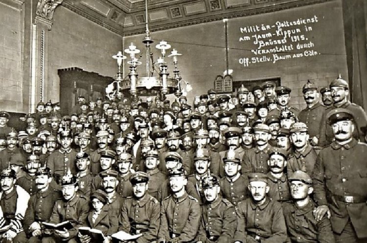 חיילים יהודים-גרמנים בתפילת יום הכיפורים בית הכנסת בבריסל, 1915(צילום: ארכיון משרד הביטחון)
