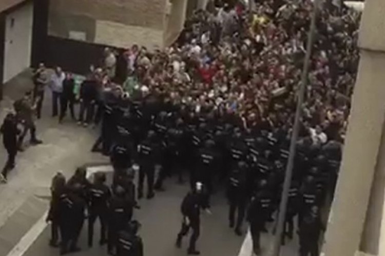 שוטרים מול אזרחים בקטלוניה (צילומסך: מתוך טוויטר)