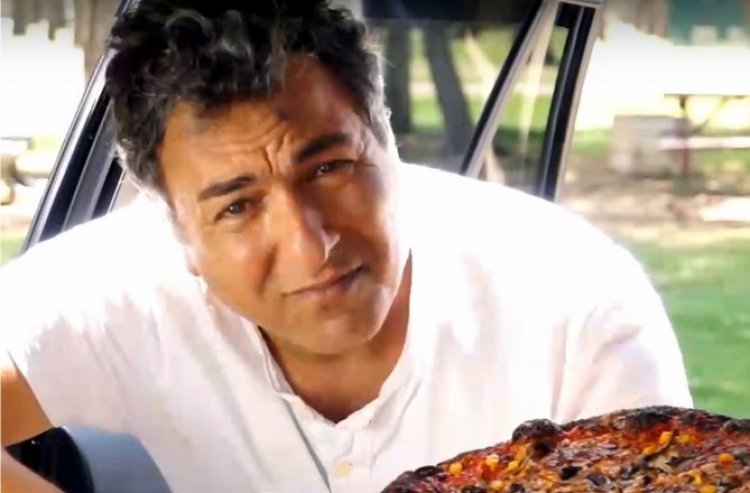 השף חיים כהן עם הפיצה שנאפתה ברכב, בתוך שעה (צילום מסך)