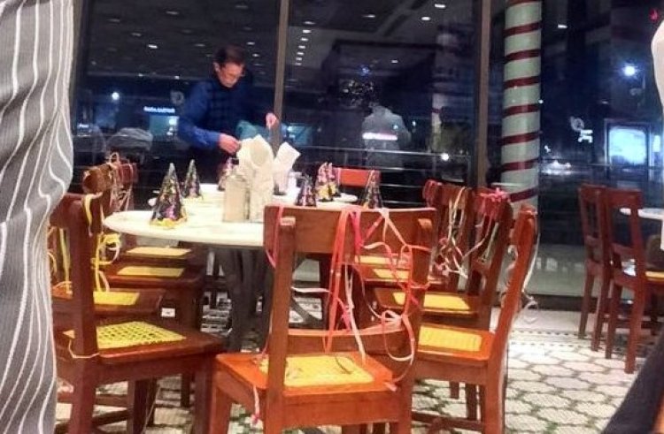 בן ה-61 לבדו בשולחן (צילום: מתוך פייסבוק)
