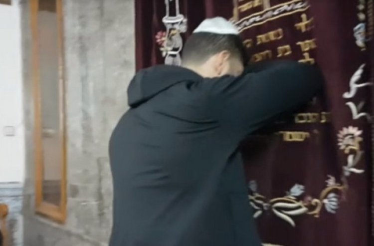 אורי ששון בבית הכנסת במרקש (צילום מסך)