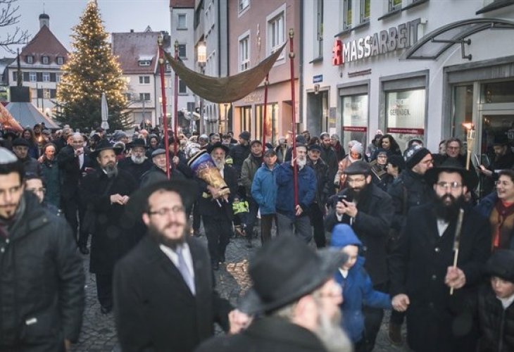 התהלוכה עם ספר התורה (צילום: איגוד הרבנים בגרמניה)