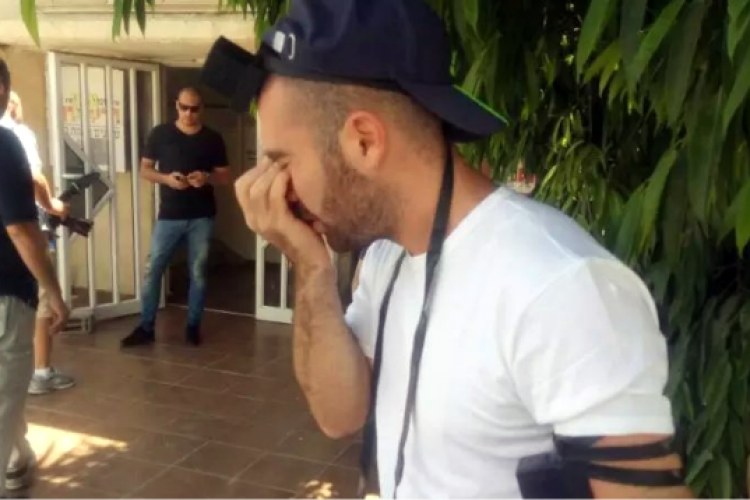 עומר אדם מניח תפילין וקורא ’שמע ישראל’ (צילום: מתוך עמוד הפייסבוק של אפי גלעד)