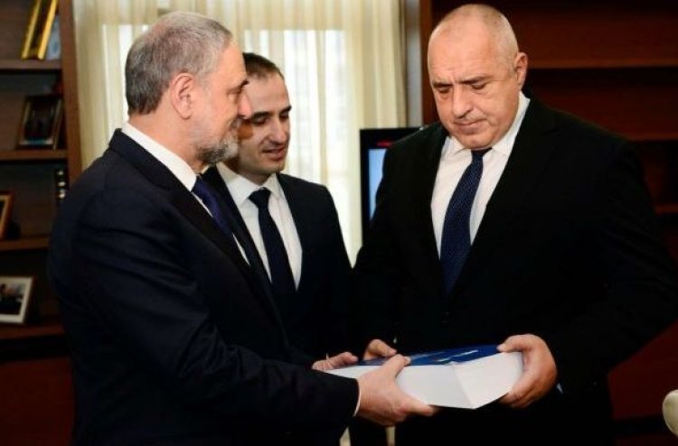 (מנכ"ל וסגן נשיא הקונגרס היהודי העולמי מגיש את העצומה לראש ממשלת בולגריה, צילום: דוברות קונגרס היהודי העולמי)