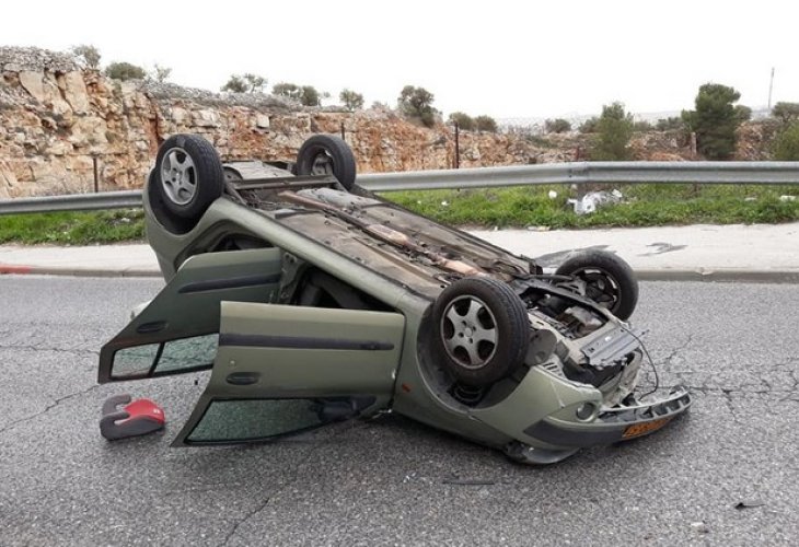 המכונית של אתי ועדי שבתאי לאחר התאונה (צילום: מתוך פייסבוק)