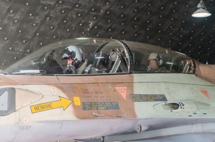 רס"ן א' עם מפקד חיל האוויר עמיקם נורקין. טיסה מיוחדת (צילום: דובר צה"ל)