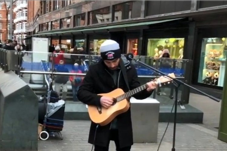 הזמר בזמן ההופעה הספונטנית ברחובות לונדון (צילום מסך)