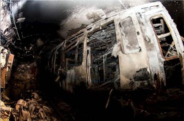 קרון הרכבת שנשרף כליל (צילום: באסל עייואד, פלאש 90)
