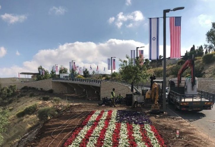 ערוגות פרחים לכבוד העברת שגרירות ארה"ב לירושלים (באדיבות עיריית ירושלים)