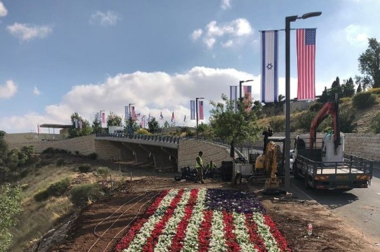 ערוגות פרחים לכבוד העברת שגרירות ארה"ב לירושלים (באדיבות עיריית ירושלים)