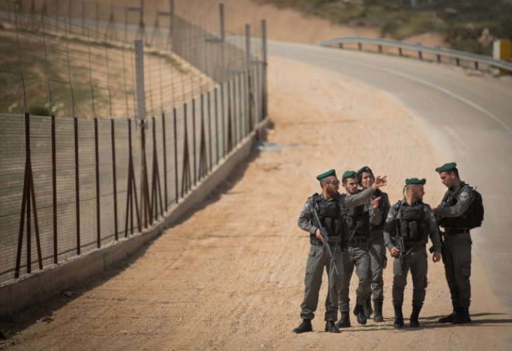 משמר הגבול הישראלי סמוך לגדר הביטחון, (צילום: יונתן סינדל / Flash90)