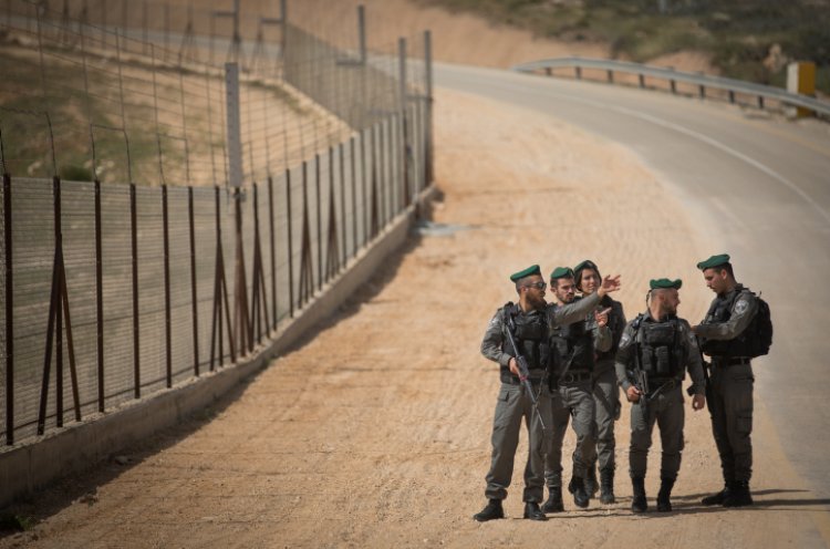 משמר הגבול הישראלי סמוך לגדר הביטחון, (צילום: יונתן סינדל / Flash90)