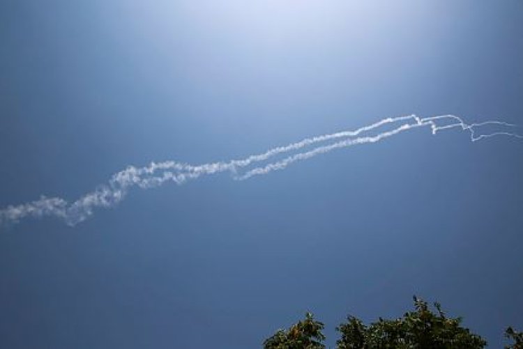 שובל העשן של טיל הפטריוט, היום (צילום: David Cohen/Flash90)