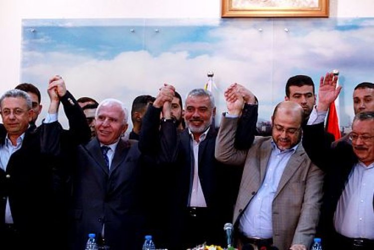 לקראת פיוס חדש? (תמונת הסכם הפיוס חמאס-פת"ח, אפריל 2014. צילום: Abed Rahim Khatib /Flash90)