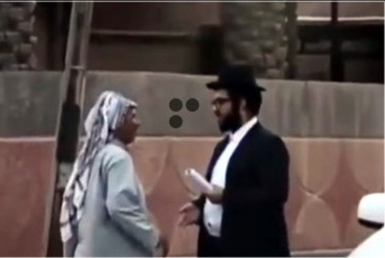 השחקן שהתחפש ליהודי חרדי משוחח עם המקומיים (צילום מסך)