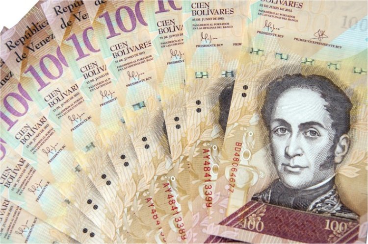 שטרות של מאה בוליברס - המטבע המקומי בונצואלה (צילום: shutterstock)