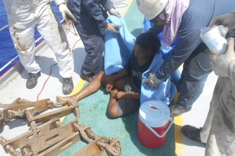 49 יום בלב ים: הנער בעת איתורו בספינת הדיג (צילום מסך)